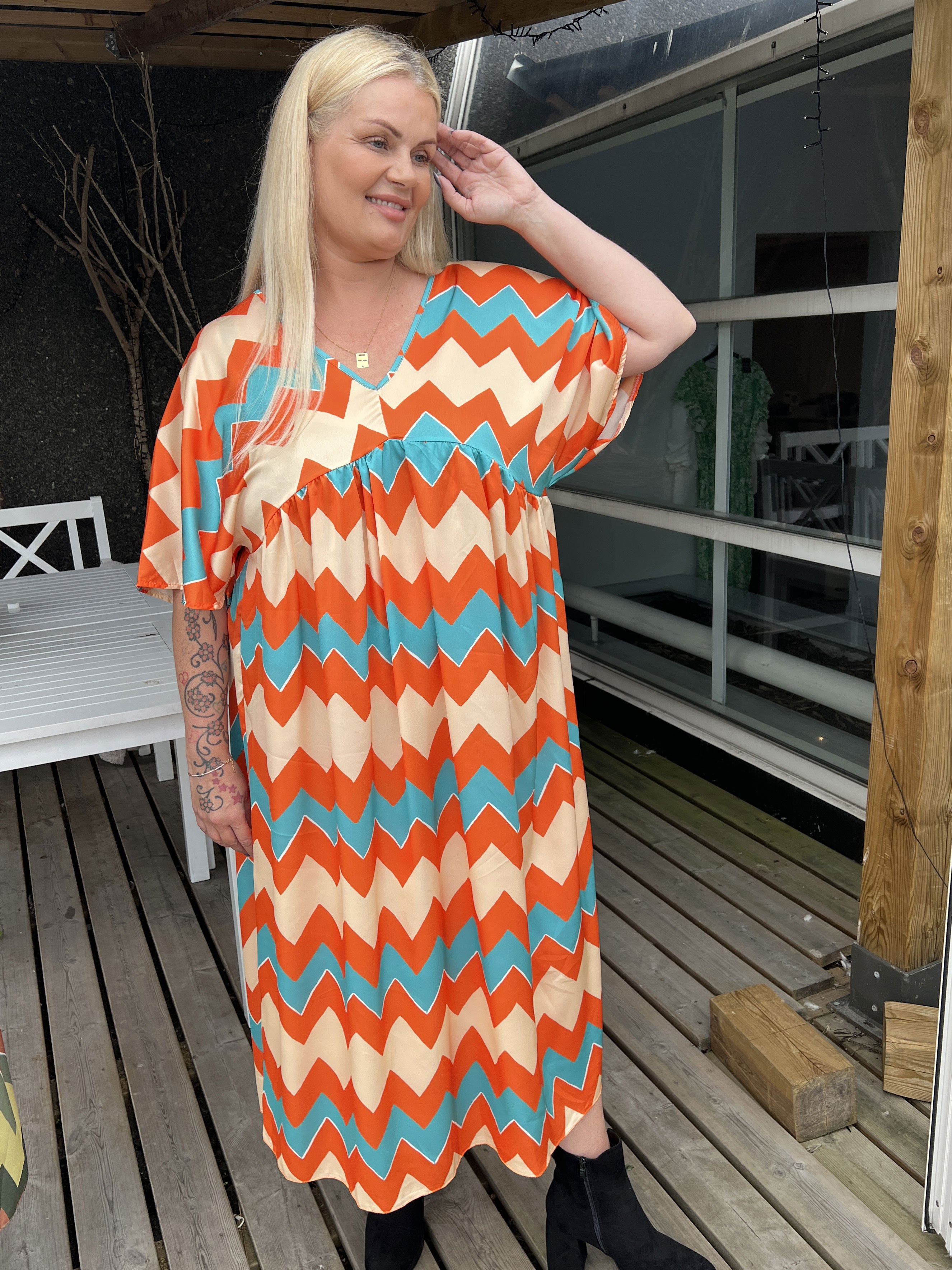 Johanna - Sød plus size kjole med zigzag mønster
